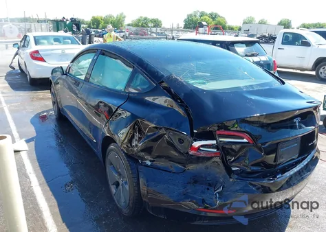 2022 Tesla Model 3 Long Range Dual Motor All-Wheel Drive z USA, uszkodzony, nr VIN 5YJ3E1EB9NF192719